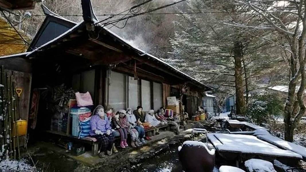 Bu köye gelenler gözlerine inanamıyor: Tüyler ürperten manzara! Hepsi yetişkin insan boyutlarında 11